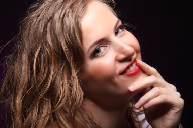 Genç seksi çıplak kadın ıslak poz verdi. Su studio fotoğraf.