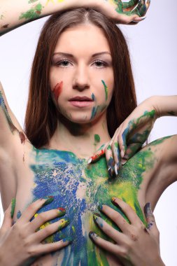 Sanat projesi: iki lezbiyen güzel kadın birçok canlı renklerle boyalı