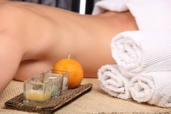 Jonge vrouw krijgt een massage in de spa — Stockfoto