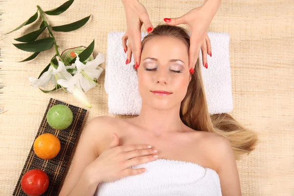 Junge Frau bekommt eine Massage im Spa — Stockfoto