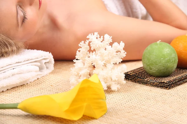 Mujer joven recibiendo un masaje en el spa — Foto de Stock