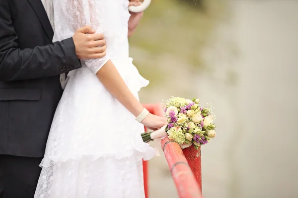 Bruiloft bloemen boeket regen sprays waterdruppels — Stockfoto