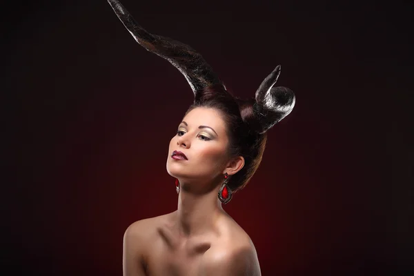 La hermosa joven con cuernos como el diablo o el ángel — Foto de Stock