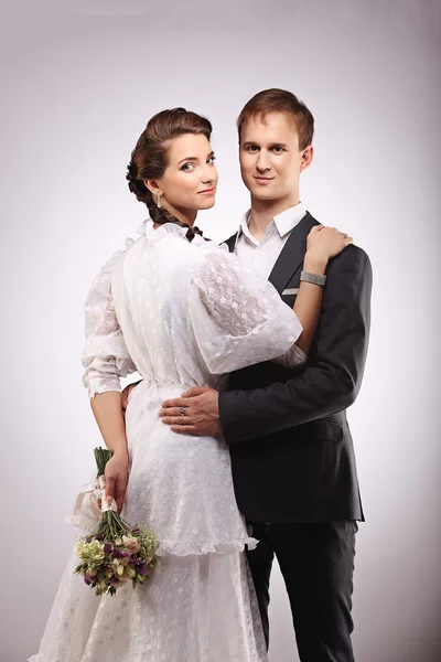 Портрет молодого мужчины и женщины, ретро свадьба — стоковое фото