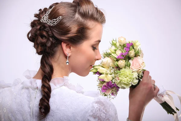 Retrato de mulher jovem com casamento retro flor — Fotografia de Stock