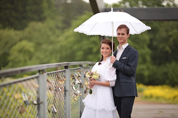 若い男と女レトロな結婚式の肖像画 — ストック写真