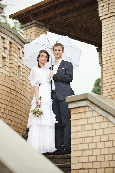 Portret van een jonge man en vrouw retro bruiloft — Stockfoto