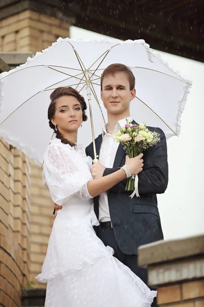 Porträtt av ung man och kvinna retro bröllop — Stockfoto