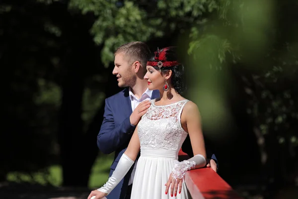 Portrait de jeune homme et femme mariage rétro — Photo