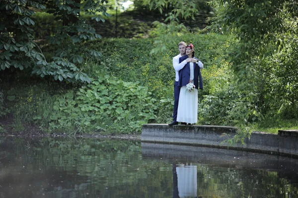 若い男と女レトロな結婚式の肖像画 — ストック写真