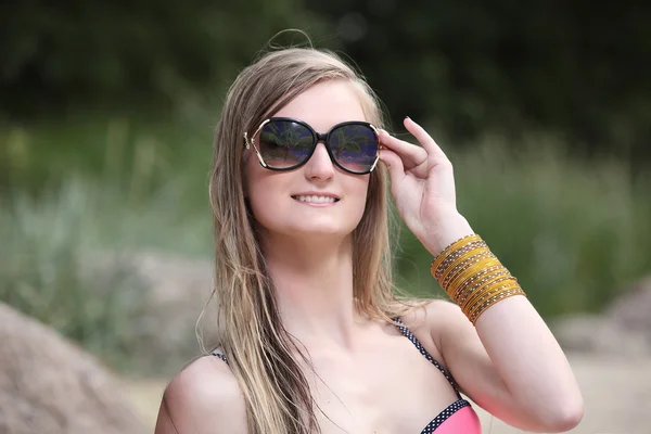 Красивая молодая женщина в бикини на солнечном пляже — стоковое фото