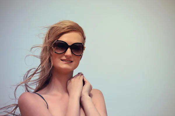 Mulher bonita em biquíni na praia ensolarada — Fotografia de Stock