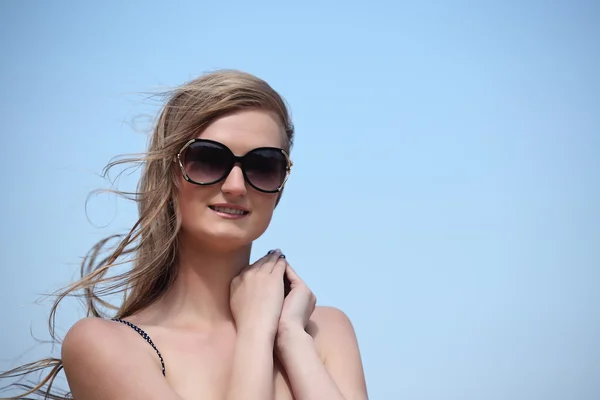 Belle jeune femme en bikini sur la plage ensoleillée — Photo