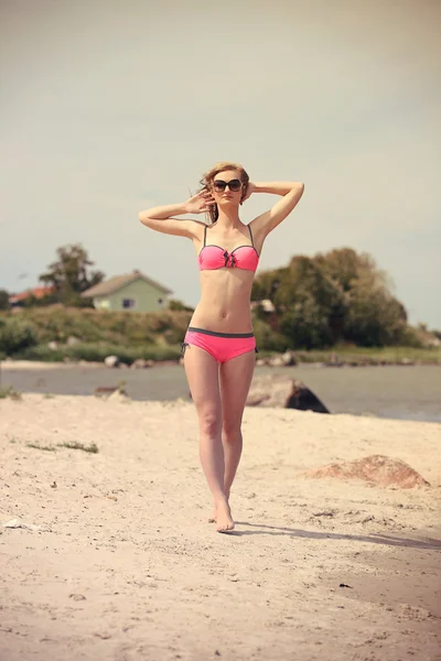 Piękna młoda kobieta w bikini na słonecznej plaży — Zdjęcie stockowe