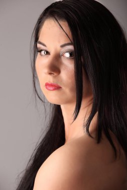 izole güzel parlak kahverengi uzun saçlı güzellik portresi