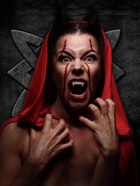 Bir şeytan boynuzu ile portresi. Fantezi. Sanat projesi. Cadılar Bayramı