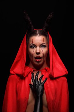 Bir şeytan boynuzu ile portresi. Fantezi. Sanat projesi. Cadılar Bayramı