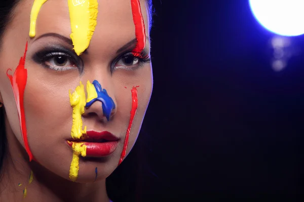 Retrato de uma mulher pintada de arte corporal conceitual — Fotografia de Stock