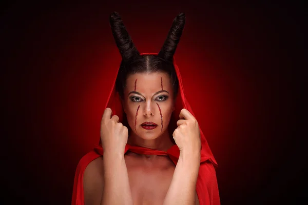 Portrait d'un diable aux cornes. Fantasme. Projet artistique. Halloween — Photo