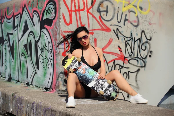 Muito jovem sensual sensual bronzeado esporte mulher em biquíni verão tempo quente — Fotografia de Stock
