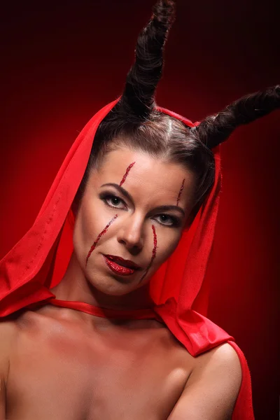 Porträtt av en djävul med horn. Fantasy. Konstprojekt. Halloween — Stockfoto