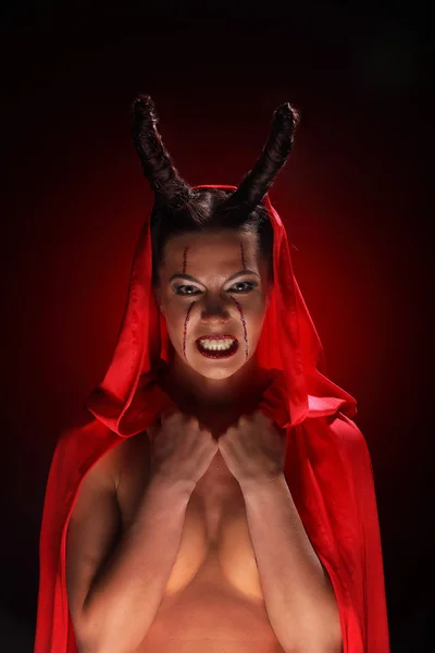 Портрет дьявола с рогами. Фантазия. Арт проект. Хэллоуин — стоковое фото