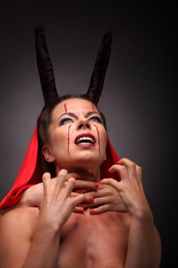 Bir şeytan boynuzu ile portresi. Fantezi. Sanat projesi. Cadılar Bayramı