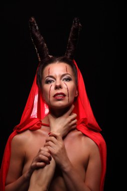 Bir şeytan boynuzu ile portresi. Fantezi. Sanat projesi. Cadılar Bayramı