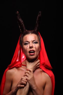 Bir şeytan boynuzu ile portresi. Fantezi. Sanat projesi. Cadılar Bayramı