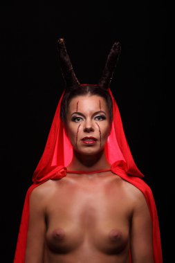 Bir şeytan boynuzu ile portresi. Fantezi. Sanat projesi. Cadılar Bayramı