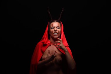 Bir şeytan boynuzu ile portresi. Fantezi. Sanat projesi. Cadılar Bayramı