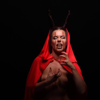 Bir şeytan boynuzu ile portresi. Fantezi. Sanat projesi. Cadılar Bayramı