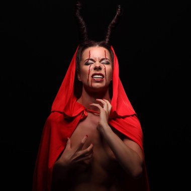 Bir şeytan boynuzu ile portresi. Fantezi. Sanat projesi. Cadılar Bayramı