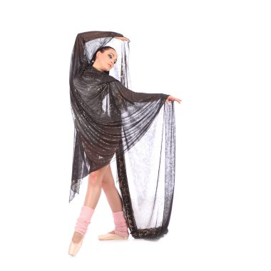 Güzel örtü ile bir balerin gibi giyinmiş kız dansçı