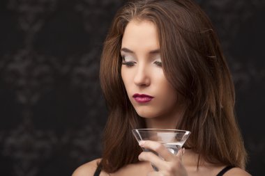 Güzel esmer parlak makyajlı portresi