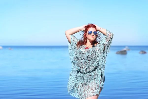 Dai capelli rossi plus size donna a riposo sulla costa — Foto Stock