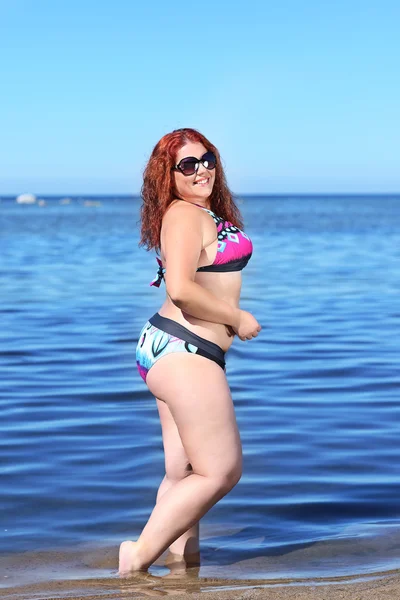 Rothaarige Plus-Size-Frau ruht sich an Küste aus — Stockfoto