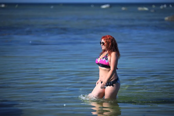 Feliz jovem plus size mulher em biquíni no mar — Fotografia de Stock