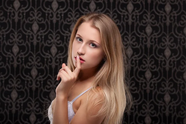 Retrato de estudio de belleza sonriente en lencería —  Fotos de Stock