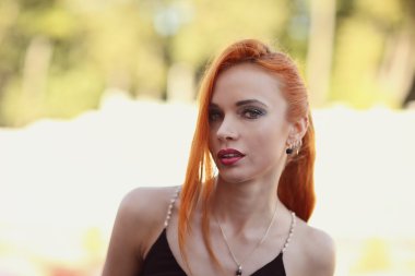 Yaz moda sokakta yürüyen genç şık kadın portresi