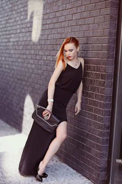 Retrato de moda de verano de una mujer joven y elegante caminando por la calle — Foto de Stock