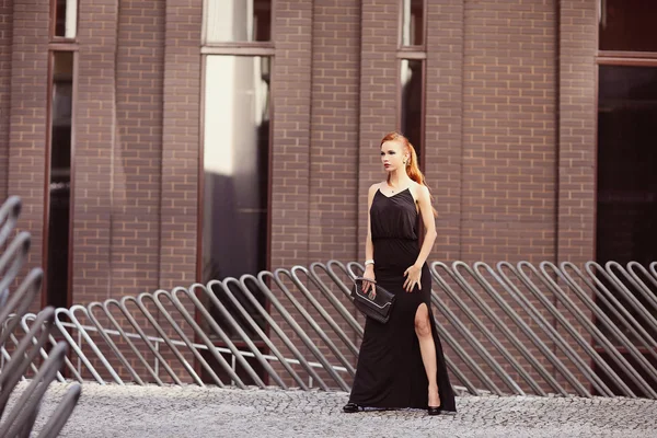 Yaz moda sokakta yürüyen genç şık kadın portresi — Stok fotoğraf