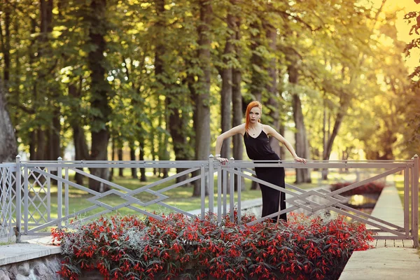 Sommar mode porträtt av ung snygg kvinna gå på gatan — Stockfoto