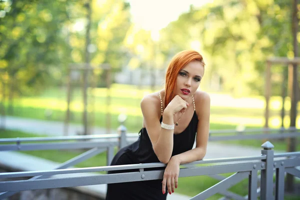 Retrato de moda de verano de una mujer joven y elegante caminando por la calle —  Fotos de Stock