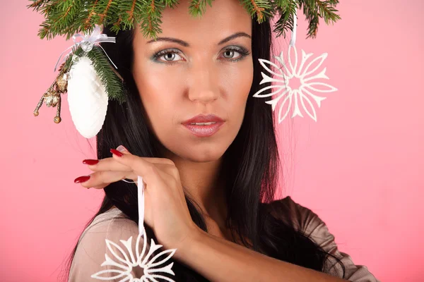 Krása módní Model dívka s vánoční stromeček účes růžové pozadí — Stock fotografie
