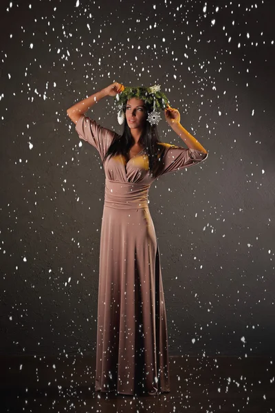 Krása módní Model dívka s vánoční stromeček účes — Stock fotografie