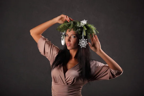 Belleza moda modelo chica con árbol de Navidad peinado —  Fotos de Stock