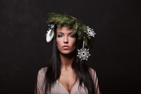 Bellezza moda modella ragazza con albero di Natale acconciatura — Foto Stock