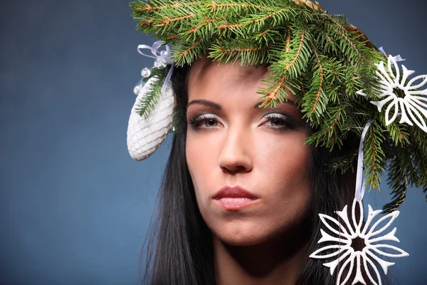 Menina modelo de moda de beleza com penteado de árvore de Natal — Fotografia de Stock
