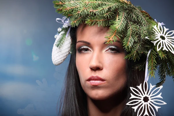 Belleza moda modelo chica con árbol de Navidad peinado —  Fotos de Stock